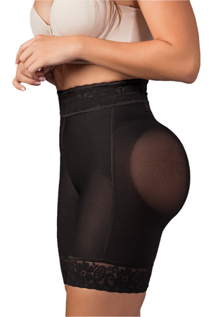 Panty cintura alta media pierna con control de abdomen bajo y realce natural de glúteos. Incluye transformación textil, sin costuras frontales ni traseras color BLACK