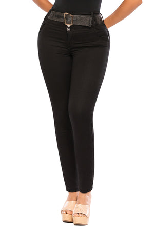 Jean push up negro skinny con pretina alta y correa ancha texturizada que estiliza y realza los glúteos