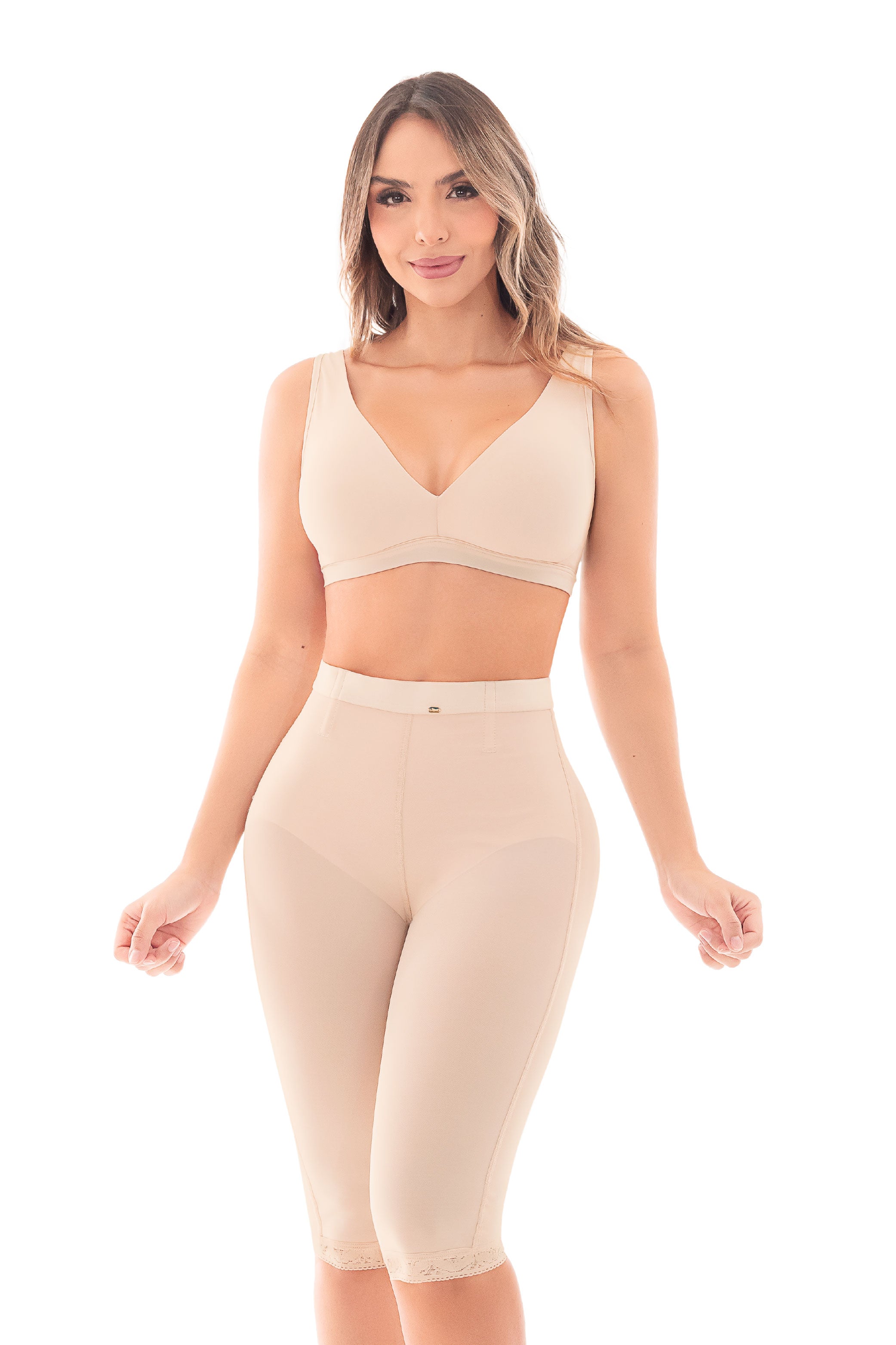 El panty moldeador ofrece realce natural de glúteos, control en el abdomen bajo y llega hasta la rodilla. Está diseñado sin costuras frontales ni traseras para mayor comodidad. color cocoa