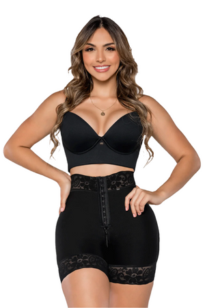 El panty efecto lipo a media pierna tiene tres líneas de broches para ajuste, ofrece compresión en el abdomen bajo y está diseñado con una tecnología de transformación textil sin costuras frontales ni traseras. color negro