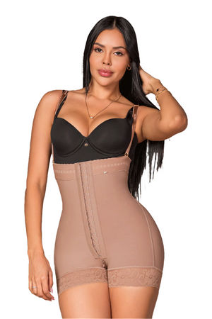 Faja strapless corta en piernas, con tirantes removibles y tres líneas de broches para reducir medidas. Tiene compresión alta en la cintura, con tela que contiene Vitamina E color cocoa