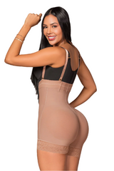 Faja strapless corta en piernas, con tirantes removibles y tres líneas de broches para reducir medidas. Tiene compresión alta en la cintura, con tela que contiene Vitamina E color cocoa