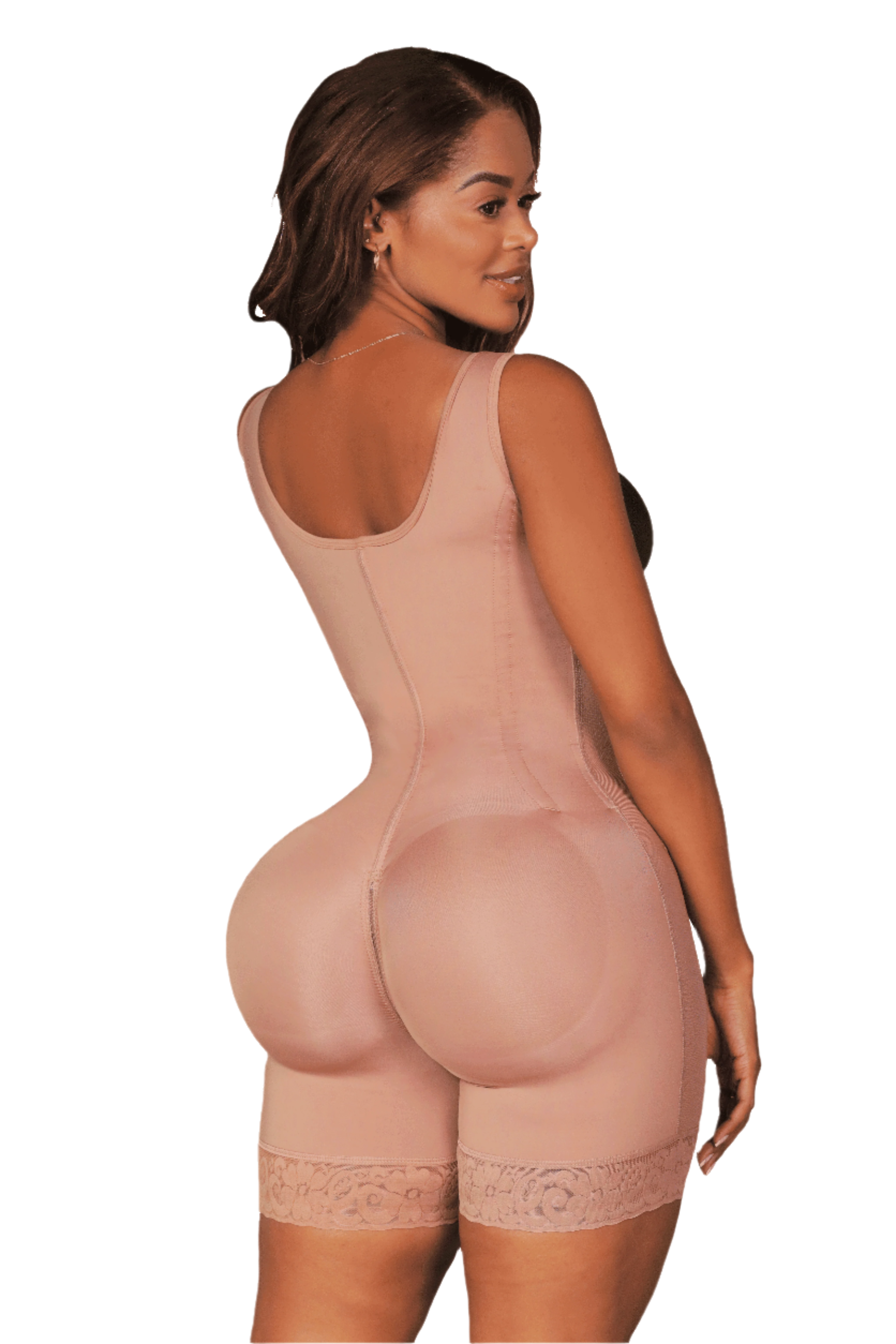 ofrece efecto lipo con varillas, tirantes anchos acolchados y triple realce de glúteos. Cubre rollitos en la espalda, llega a media pierna y cuenta con tela Powernet-Lycra con vitamina E. Su diseño incluye cierre perineal amplio, ultra compresión y broches ajustables en color COCOA.