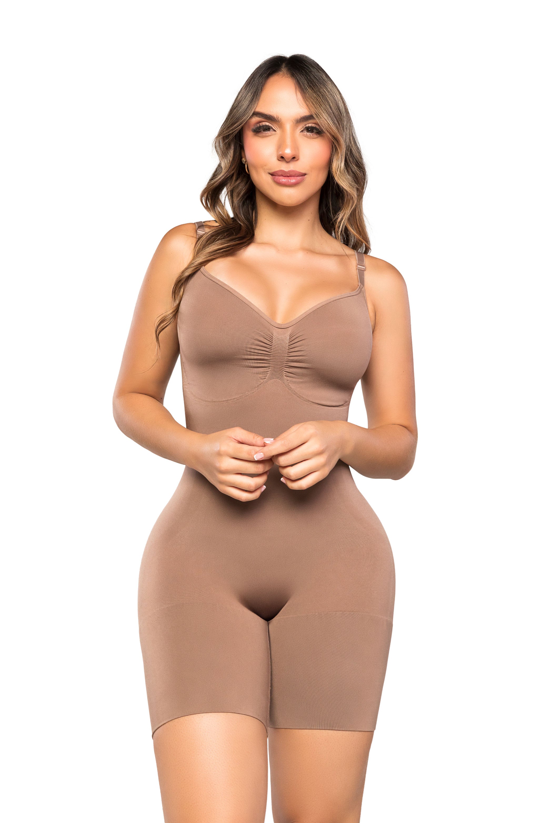 Faja Seamfree SMI7153 sin escote con efecto Push Up Glutes Aproved
Faja sin costuras SMI7153 con cobertura total y tela transpirable
Detalle posterior de faja Seamfree SMI7153 con realce natural
