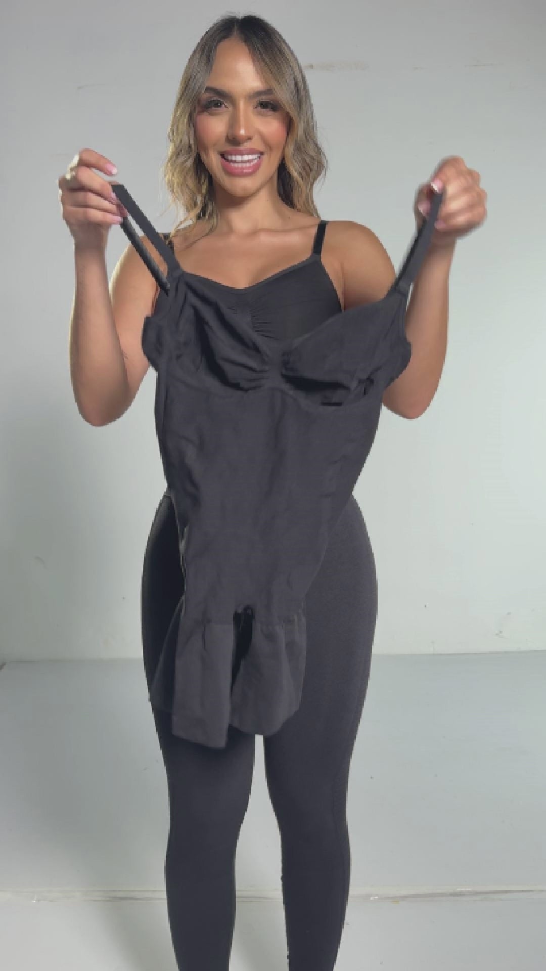 Faja Seamfree SMI7153 sin escote con efecto Push Up Glutes Aproved
Faja sin costuras SMI7153 con cobertura total y tela transpirable
Detalle posterior de faja Seamfree SMI7153 con realce natural
